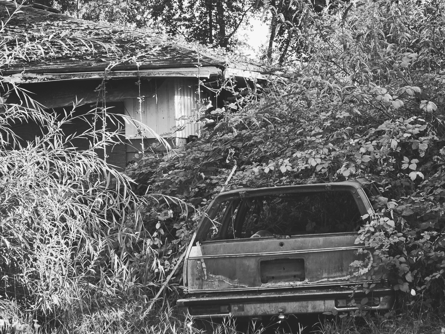 A rundown car and building